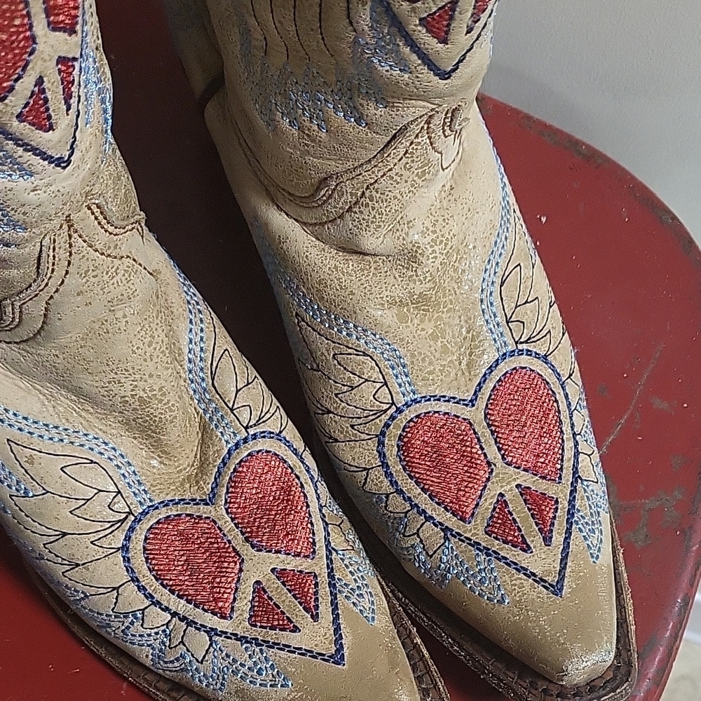 Heart Embroidered Tan Western Boots - Picture 4 of 7